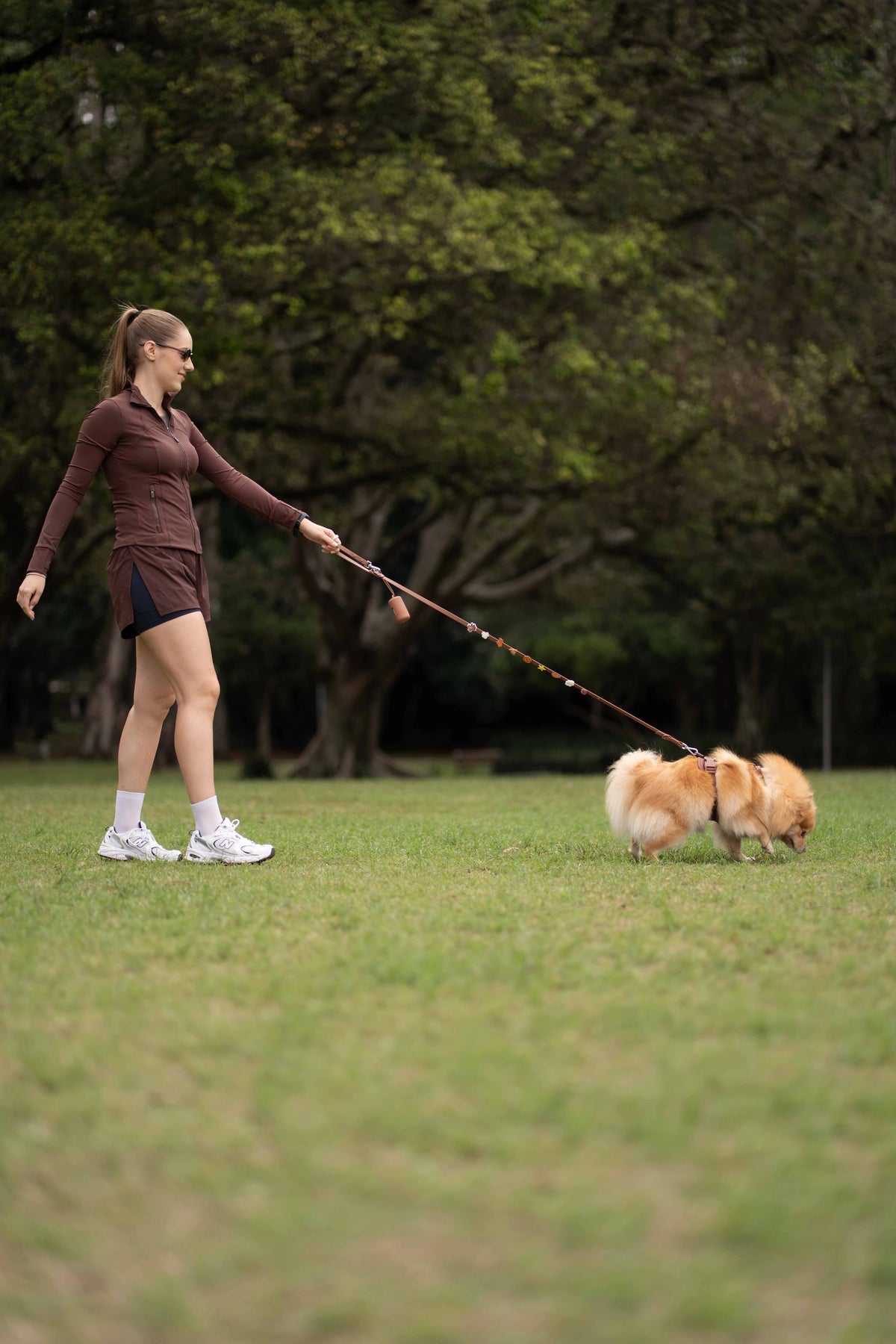 Tutora passeando com o cachorro no parque